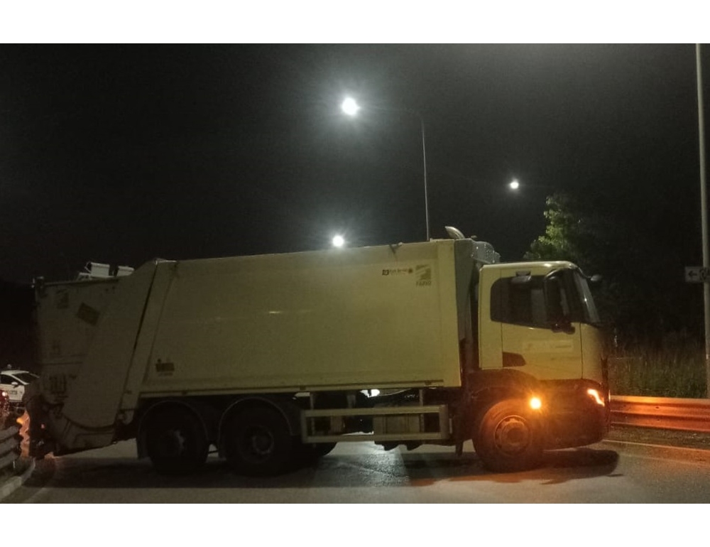 Rubano camion per la raccolta rifiuti e assaltano azienda orafa a Pisa