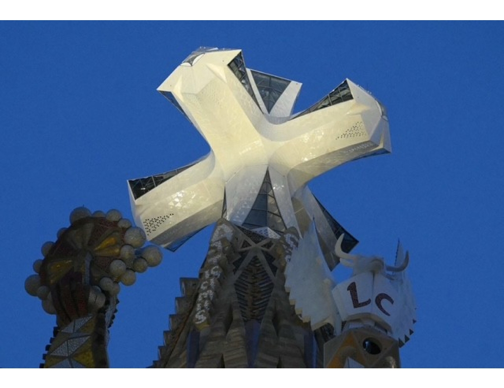 Sagrada Familia: 24 fasci di luce per la Croce, con Led risparmiati 845kg di Co2