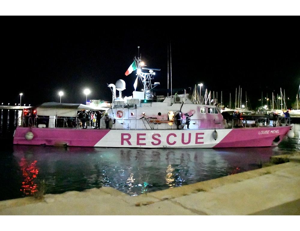 Sbarcati a Crotone i 47 migranti soccorsi dalla Louise Michel