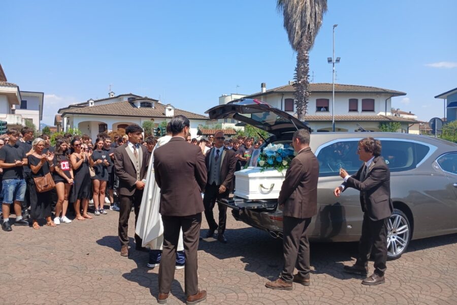 Migliaia a funerali