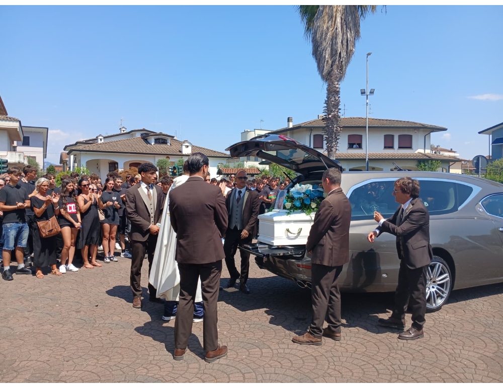 Scontro Suv-scooter, Viareggio si ferma per i funerali del 17enne
