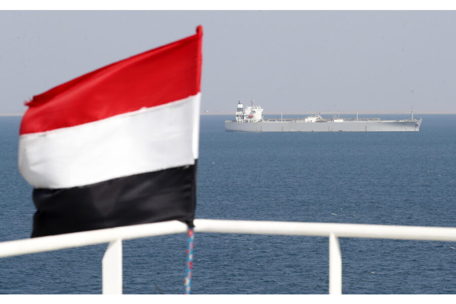 ANSAScontro-a-fuoco-tra-nave-cargo-e-piccola-imbarcazione-al-largo-della-costa-yemenita