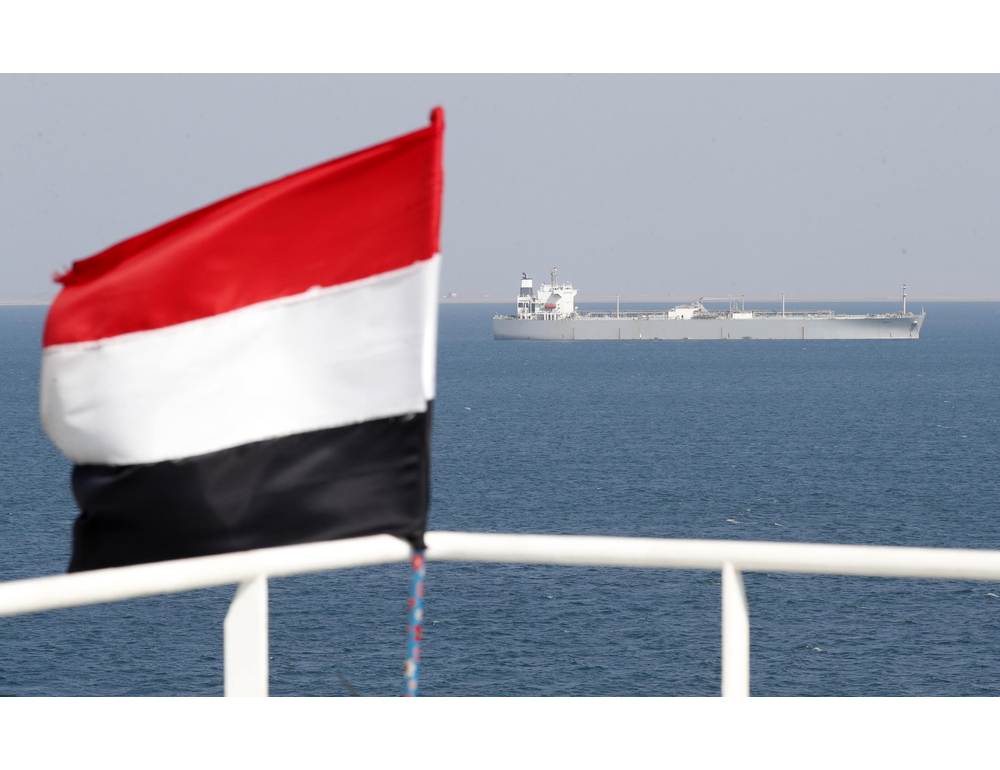 Scontro a fuoco tra nave cargo e piccola imbarcazione al largo della costa yemenita