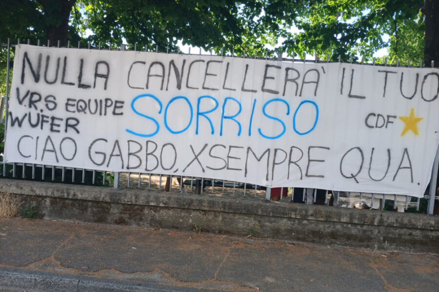Striscione nella strada dove abitava a Viareggio