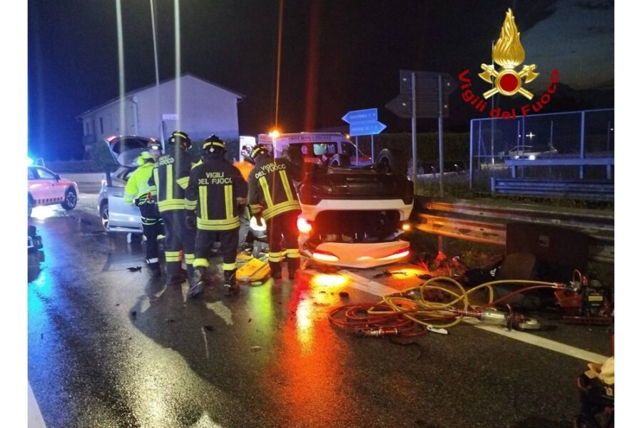 Nell'incidente una delle due vetture si è ribaltata