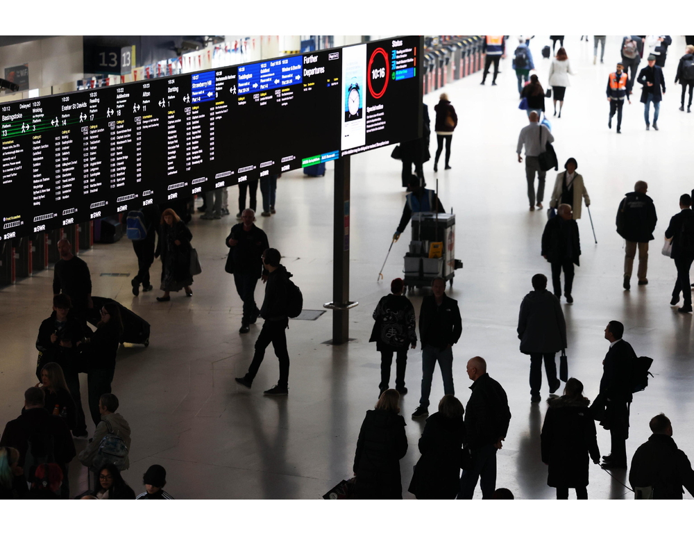 Scontro tra due treni a nord di Londra, in azione i soccorsi