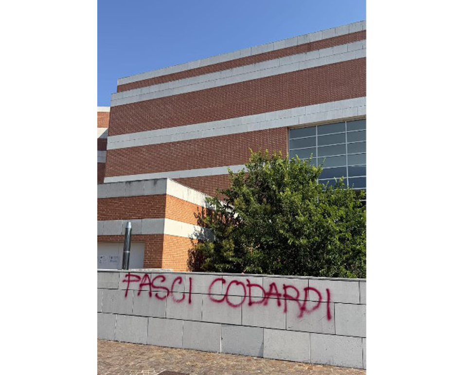 Scritte contro Vannacci e Cruciani attesi nel pomeriggio a Vicenza