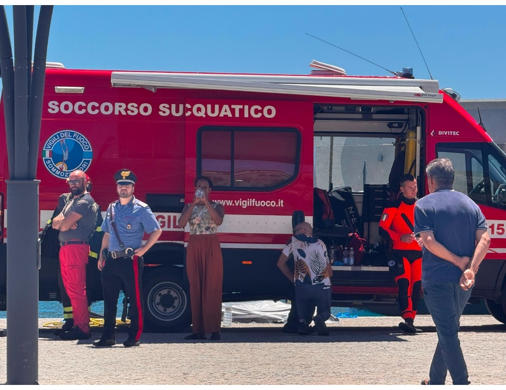 Si tuffa in mare per festeggiare il compleanno e muore
