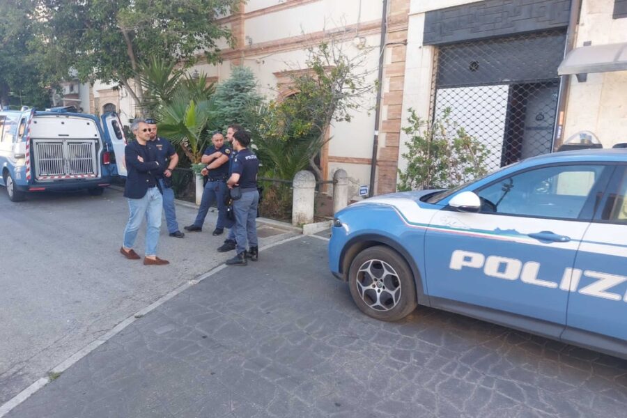 L'episodio nel Fermano a Porto San Giorgio: "Ti squarto". Sap solidale: "Ora più agenti"