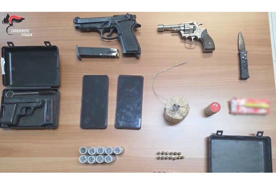 I carabinieri sequestrano la pistola del delitto e altre armi
