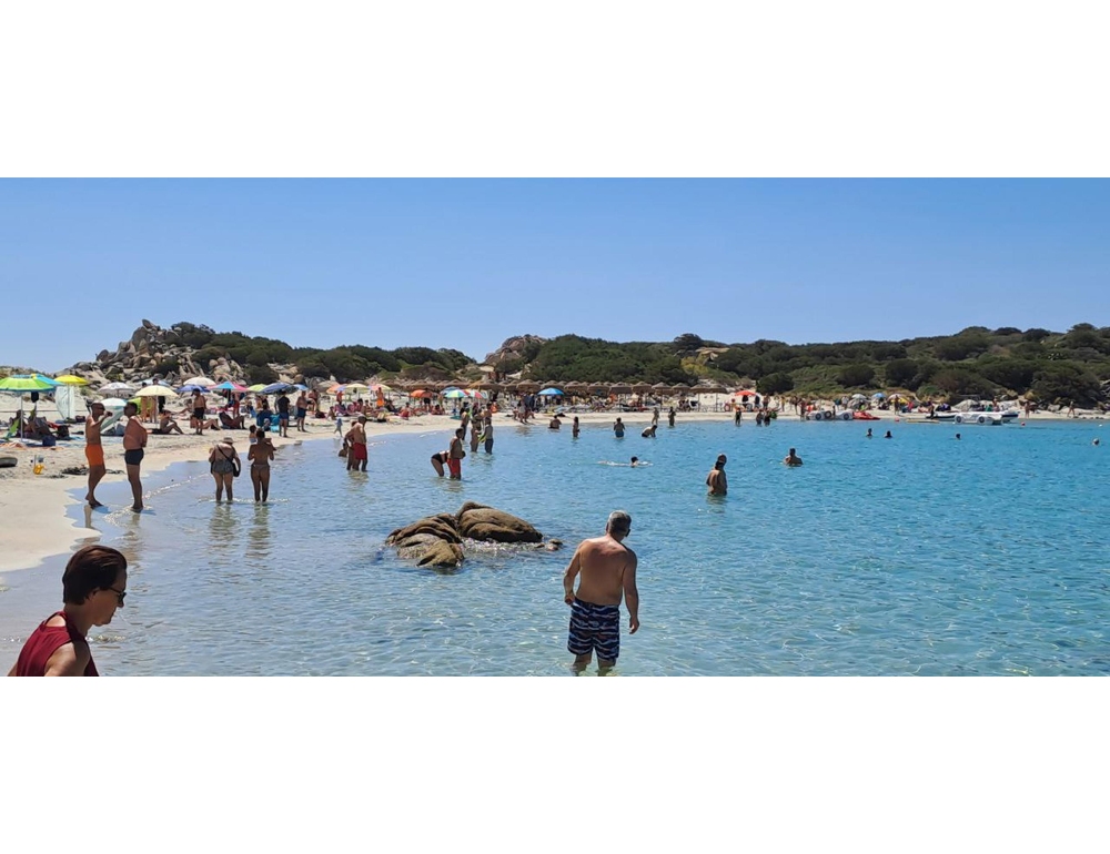 Spiaggia Villasimius si cambia, ok a un ombrellone per famiglia o gruppo
