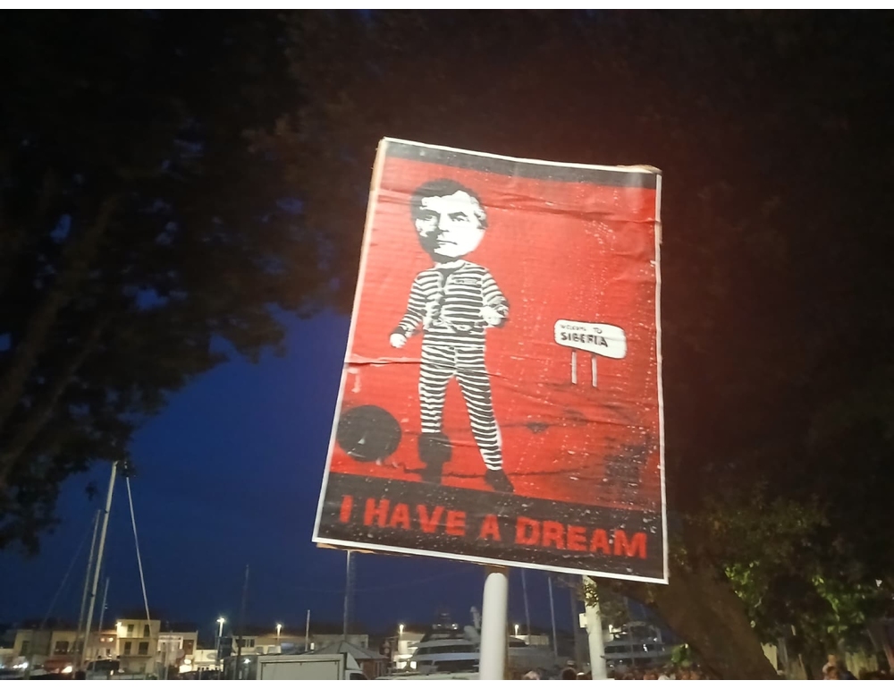 Strage Viareggio, a corteo Moretti disegnato con abito da carcerato