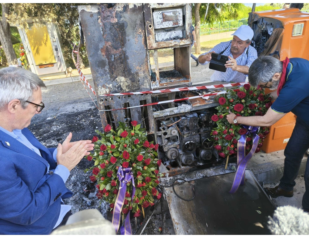 Strage braccianti, Landini depone fiori alla stazione di servizio