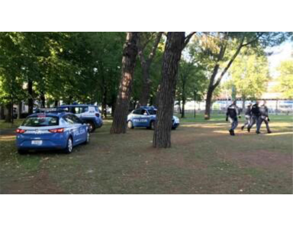 Tenta di strangolare un bimbo di tre anni al parco a Brescia, arrestato
