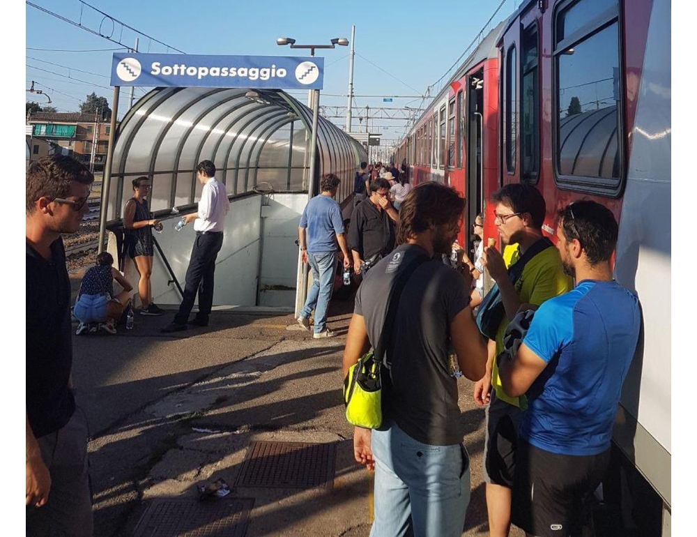 Treno bloccato a Milano per ore con 200 a bordo senza aria condizionata