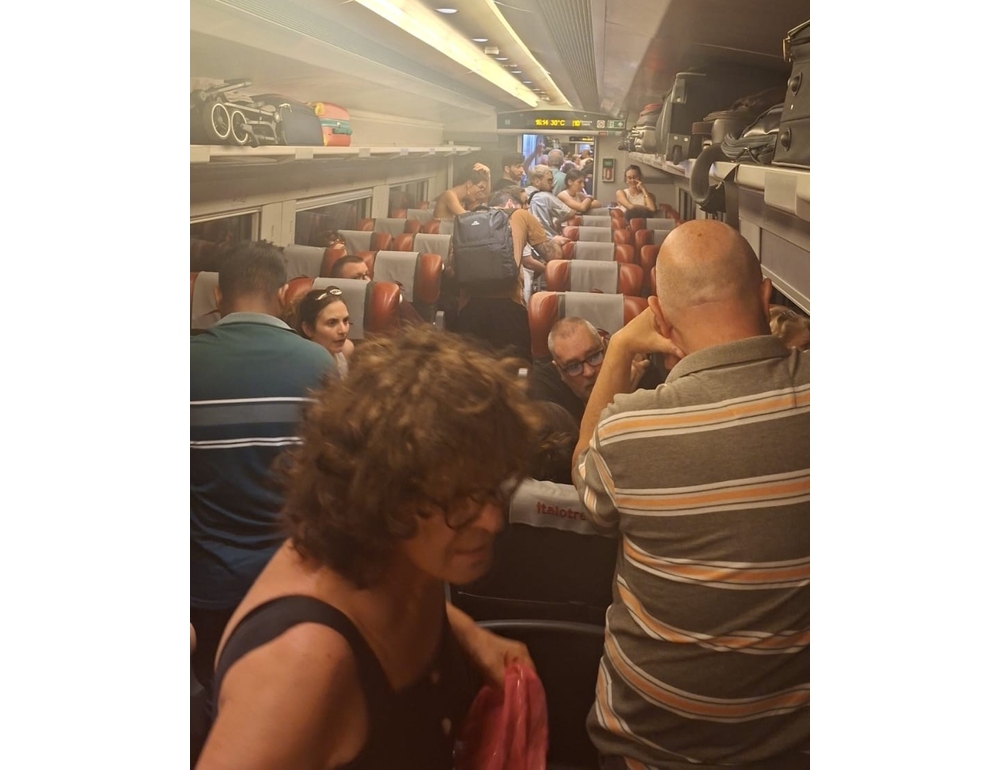 Treno fermo in galleria nel Fiorentino, ‘a bordo 30 gradi, ora ripartiti’