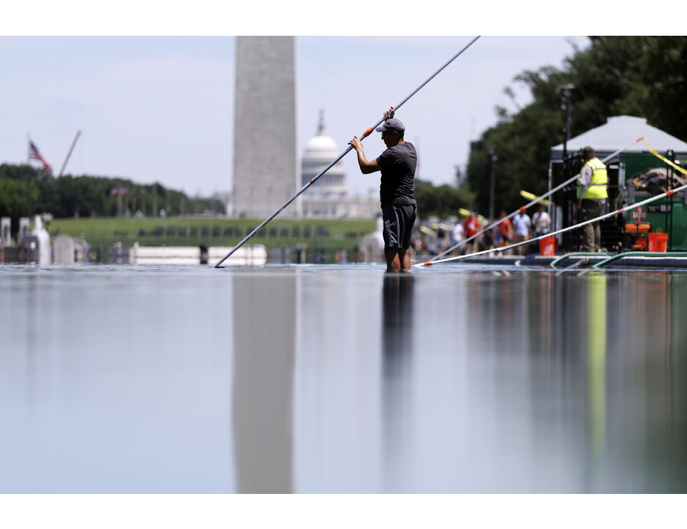 Trump difende i lavori alla vasca del Lincoln Memorial