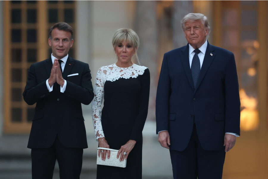 Il presidente Usa accolto da Macron e dalla moglie Brigitte