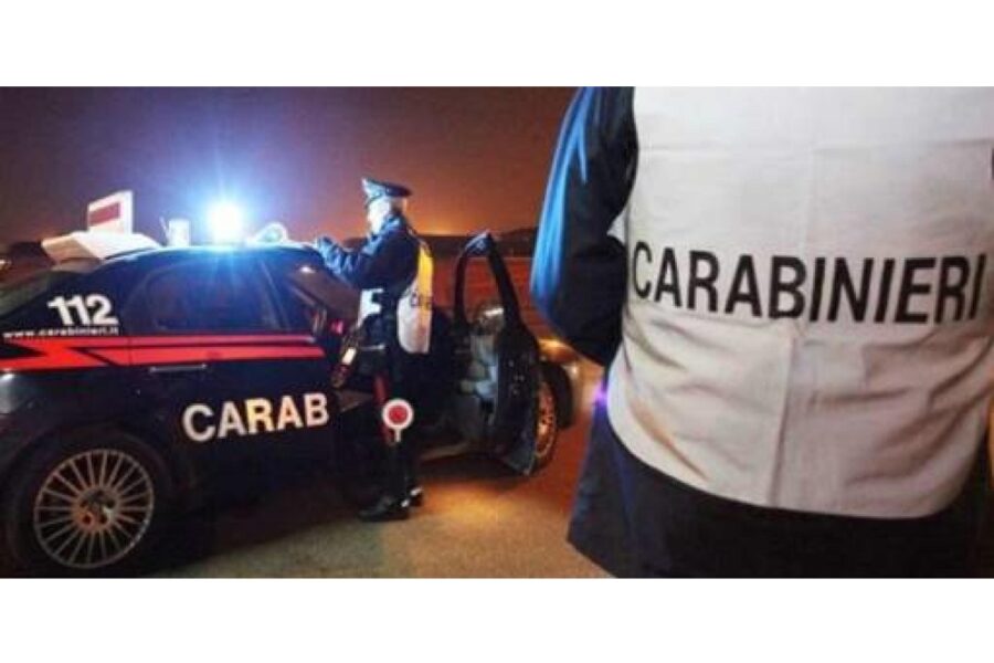 Vittima incontra una pattuglia dei carabinieri e segnala aggressori ancora nelle vicinanze