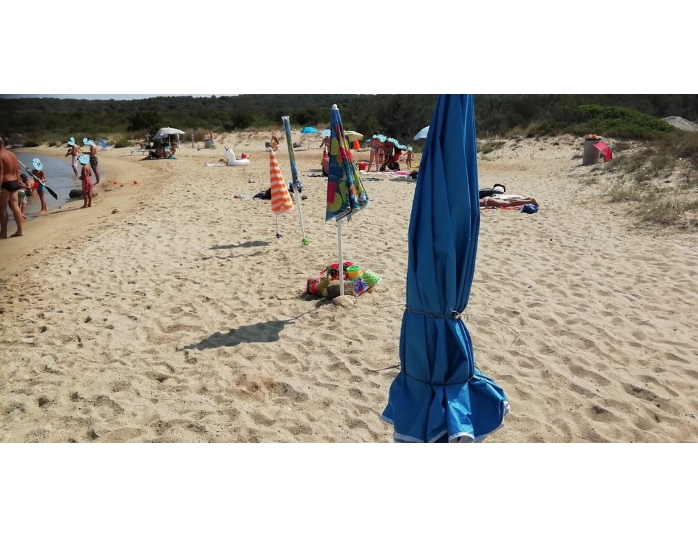 Turista tedesca muore per un malore in spiaggia a Golfo Aranci