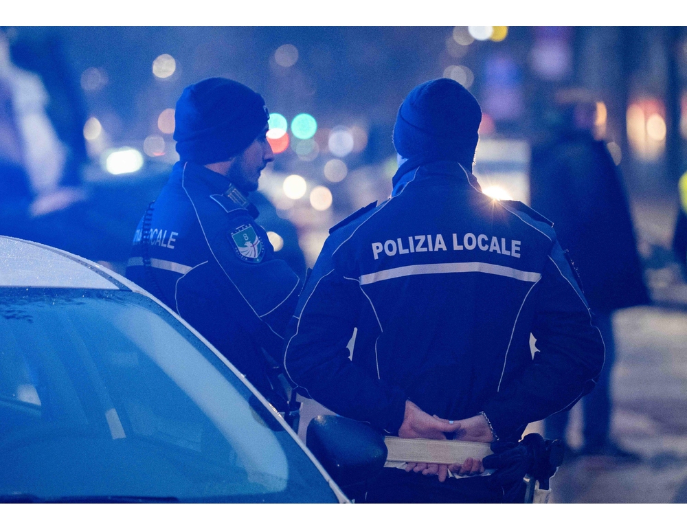Ubriaco investe a Milano un motociclista e un pedone e scappa, arrestato