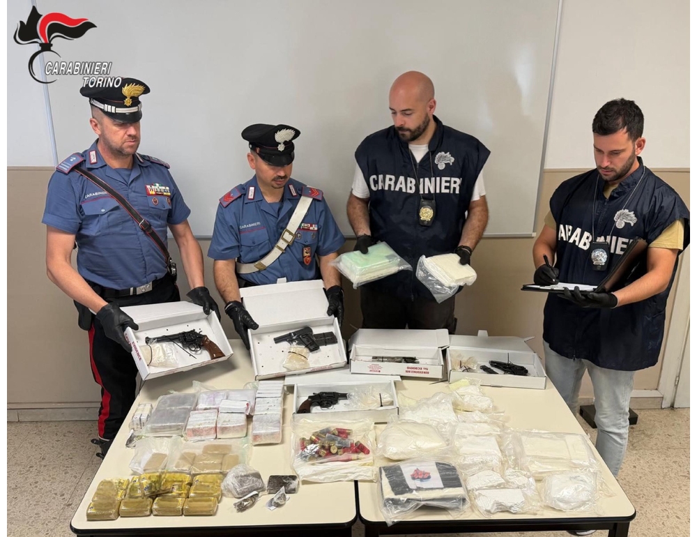 Un arsenale di armi e 16 chili di droga sotterrati nei boschi, due arresti