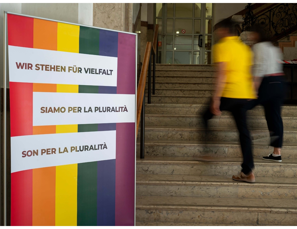 Un banner al posto della bandiera arcobaleno in Provincia di Bolzano