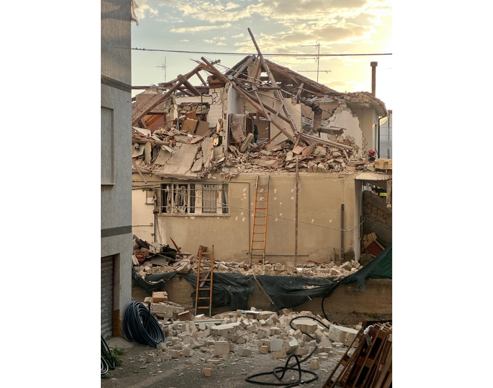 Una palazzina crolla dopo un’esplosione nel Fermano, un ragazzo estratto vivo