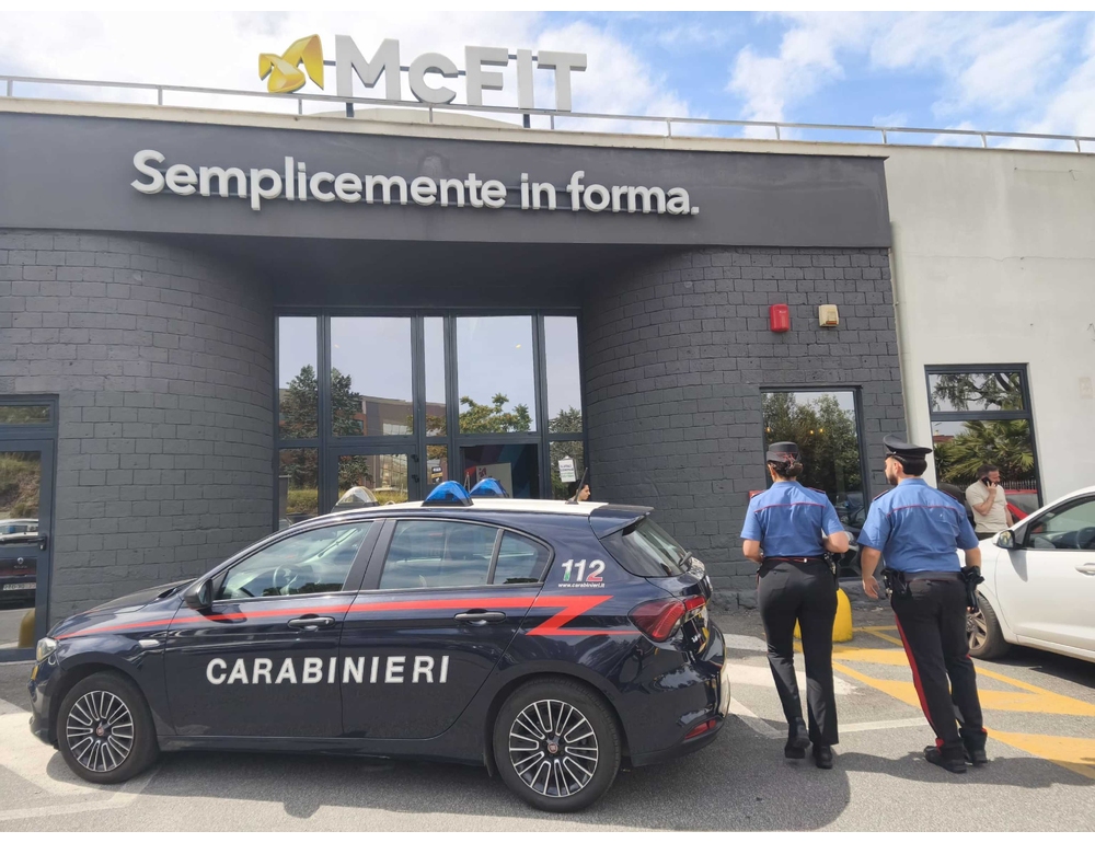 Uomo accoltellato in palestra a Roma, è grave