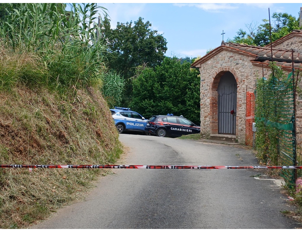 Uomo uccide moglie e figlio nella loro casa in Versilia