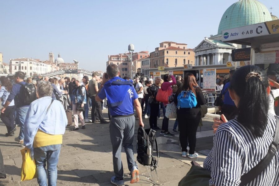 L'incidente stamani in Canal Grande davanti alla stazione di Santa Lucia