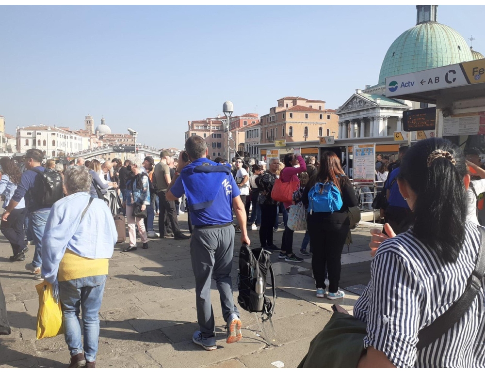 Urto con imbarcazione, gondoliere batte il capo e finisce in acqua a Venezia