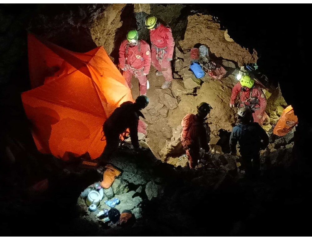 Usati dei materassini pneumatici per spostare il masso che bloccava lo speleologo