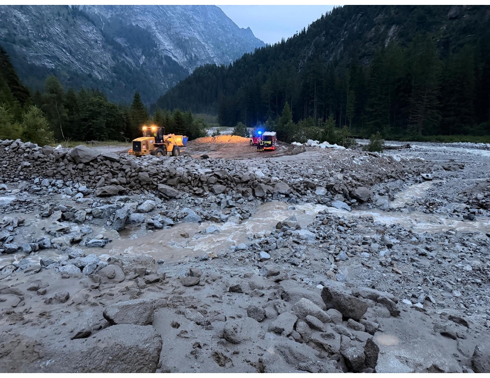 Val Genova, dopo la colata detritica accesso resta chiuso. Recuperati i veicoli