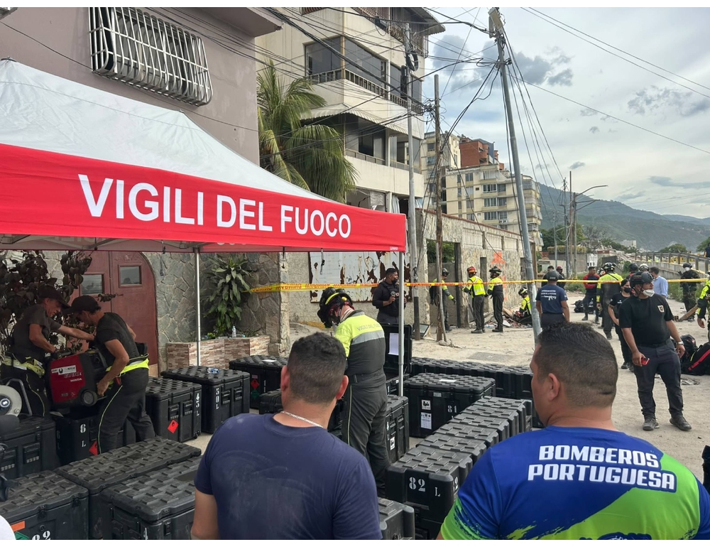 Vigili del fuoco italiani individuano tre persone in vita a La Guaira