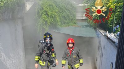 Incendio in una cantina a Mozzate, tre mezzi dei vigili del fuoco per spegnere le fiamme