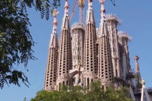 Turismo di massa a Barcellona come a Como. Valesi: “Città snaturata e identità a rischio”