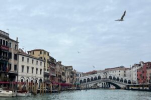 Venezia, l’ipotesi del ticket d’accesso fino a 50 euro. Gli albergatori: “Una misura contro il turismo cafone”