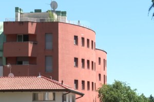 Crisi respiratoria in un edificio dismesso in via Cuzzi, 19enne salvato dalla polizia