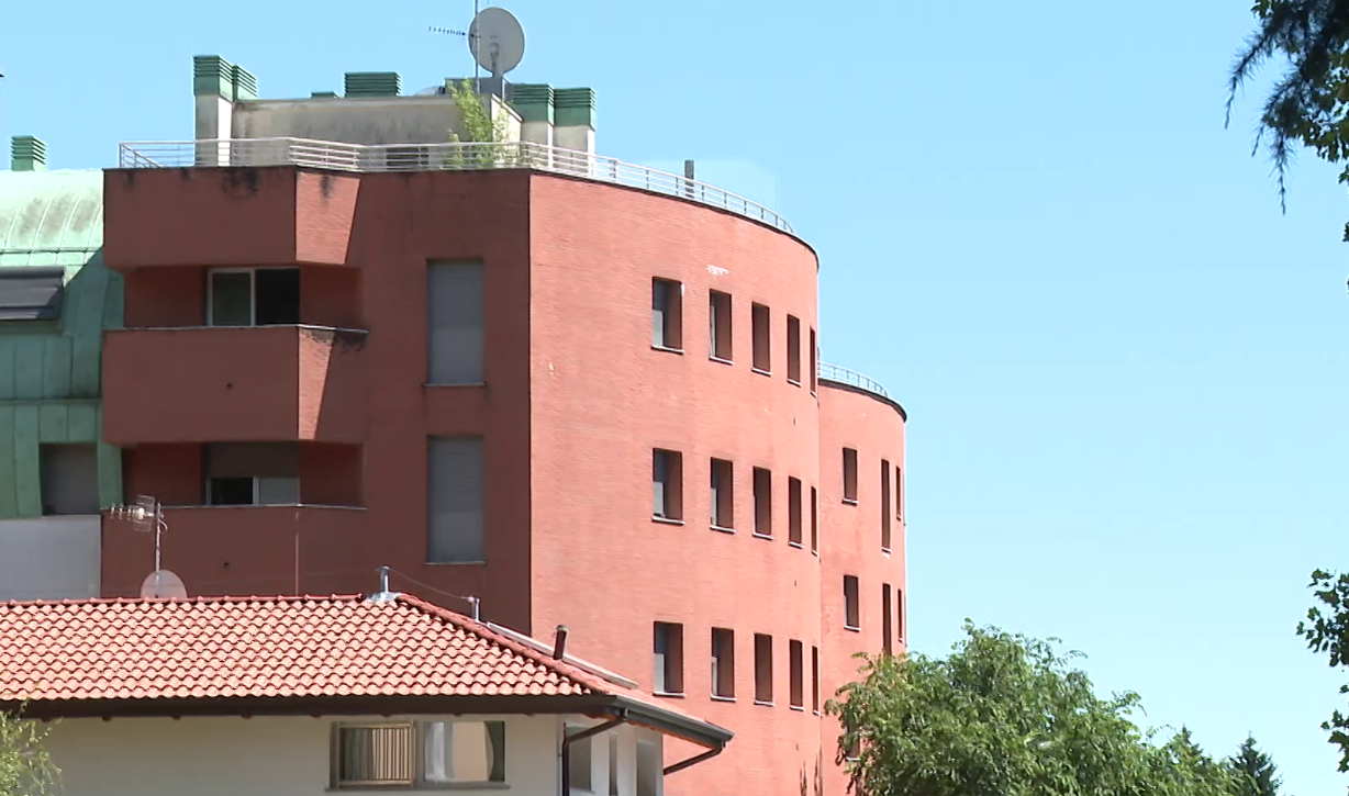 Crisi respiratoria in un edificio dismesso in via Cuzzi, 19enne salvato dalla polizia
