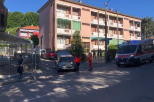Incidente tra due auto in via Muggiò, tre persone coinvolte