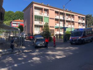 Incidente tra due auto in via Muggiò, tre persone coinvolte