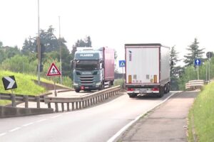 Caro carburante, dimezzato lo sconto per il diesel. Gli autotrasportatori: “Soffriamo, ma resistiamo”