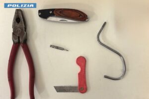 Como, girava tra le auto tentando di aprirle. Denunciato 66enne di Reggio Calabria