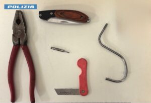 Como, girava tra le auto tentando di aprirle. Denunciato 66enne di Reggio Calabria