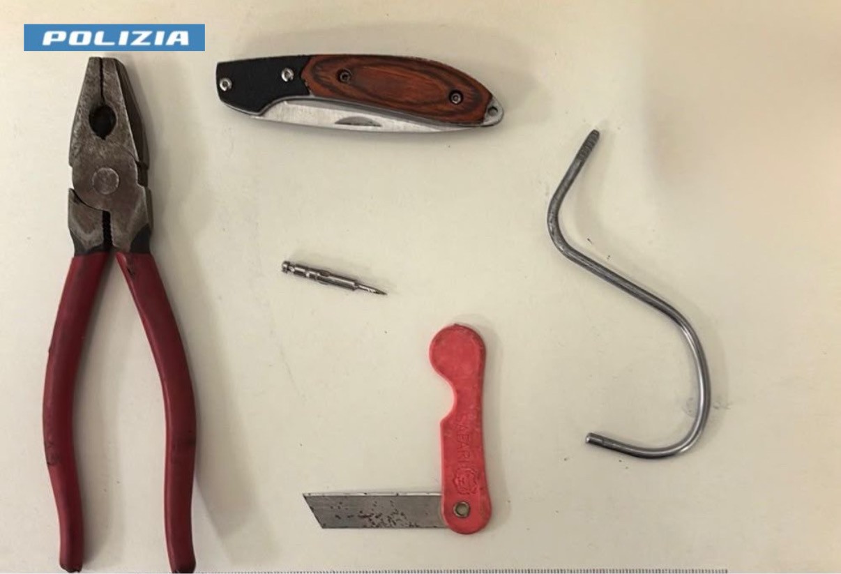 Como, girava tra le auto tentando di aprirle. Denunciato 66enne di Reggio Calabria