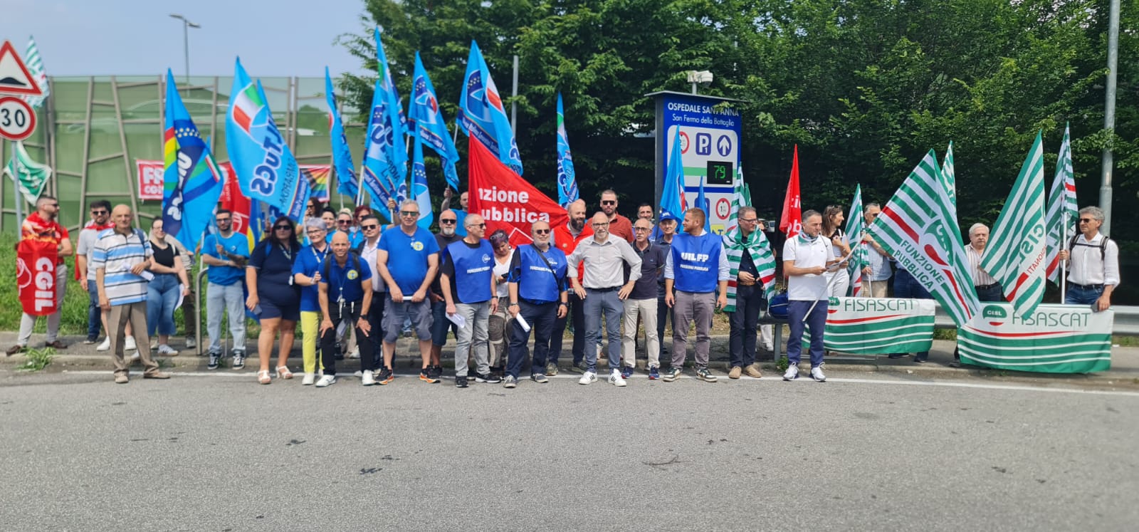 Caos parcheggi all’ospedale Sant’Anna, flash mob di sindacati e lavoratori: “Situazione insostenibile”