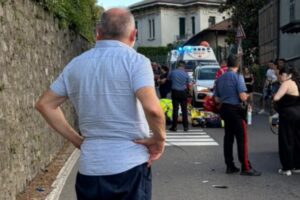 Torno, grave incidente tra un’auto e una moto: 19enne ricoverata al San Gerardo