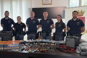 Como, dopo un inseguimento tentano di investire un poliziotto. Arrestati un 60enne e una 39enne