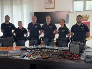 Como, dopo un inseguimento tentano di investire un poliziotto. Arrestati un 60enne e una 39enne